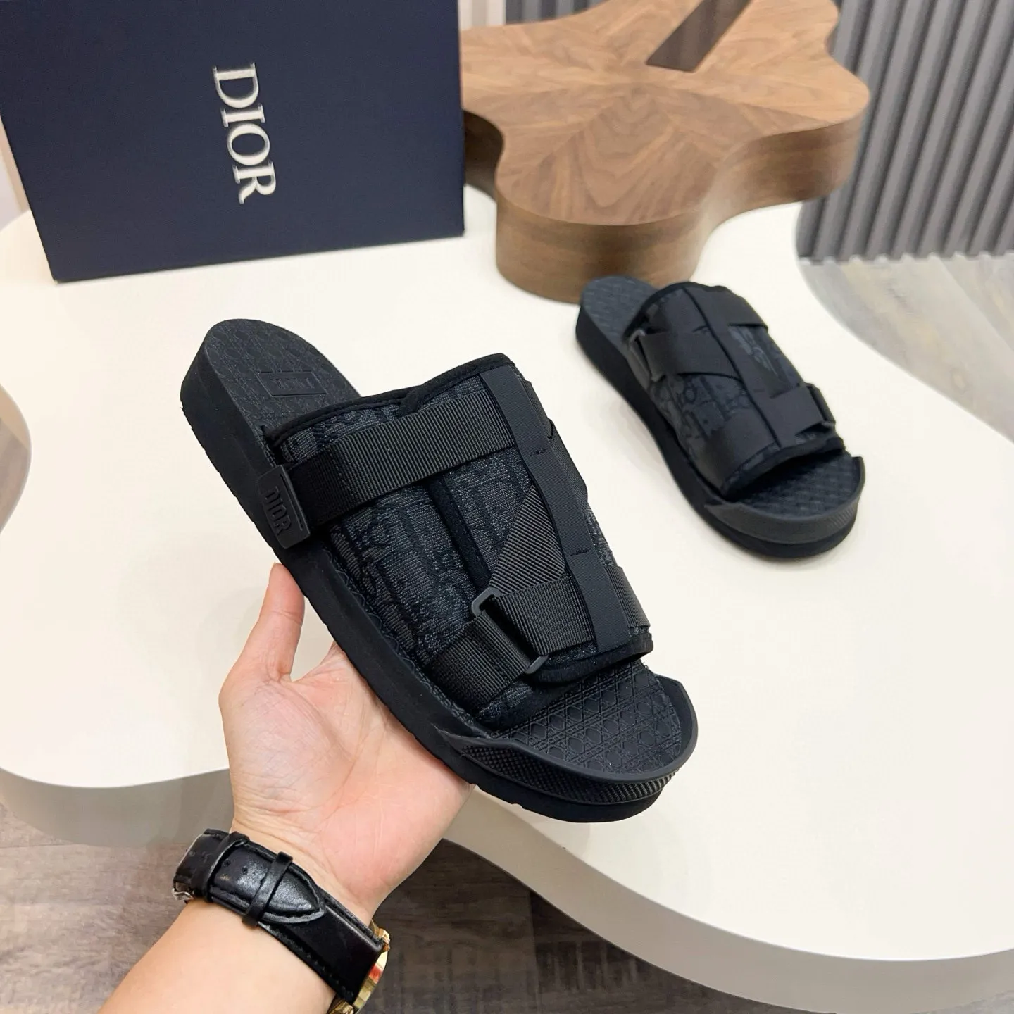 Factory price: 280💰Dior Alias ​​men's leather slippers. This Alias ​​sandal is a new summer product, showing a casual and elegant style. Carefully crafted from grained cow leather and Oblique printed fabric, with cowhide lining! Cross-strap design with metal-clad brass CD Diamond logo. The imported cowhide leather and rubber sole adds sophistication and comfort, while Oblique print-effect anti-slip panels add style. Size: 38-44 (45 customized)